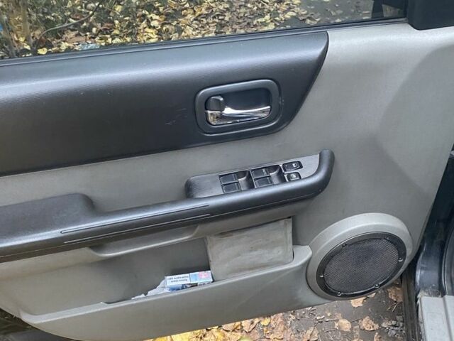 Черный Ниссан ИксТрейл, объемом двигателя 2.2 л и пробегом 397 тыс. км за 3700 $, фото 5 на Automoto.ua