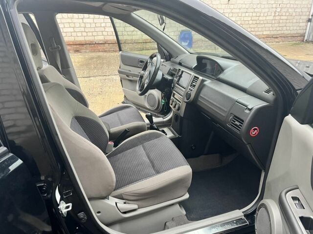 Черный Ниссан ИксТрейл, объемом двигателя 2 л и пробегом 150 тыс. км за 7700 $, фото 4 на Automoto.ua