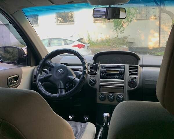 Черный Ниссан ИксТрейл, объемом двигателя 2.2 л и пробегом 227 тыс. км за 8300 $, фото 44 на Automoto.ua