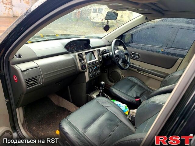 Черный Ниссан ИксТрейл, объемом двигателя 2.2 л и пробегом 180 тыс. км за 4500 $, фото 12 на Automoto.ua