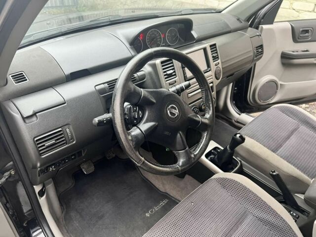 Черный Ниссан ИксТрейл, объемом двигателя 2 л и пробегом 150 тыс. км за 7700 $, фото 5 на Automoto.ua