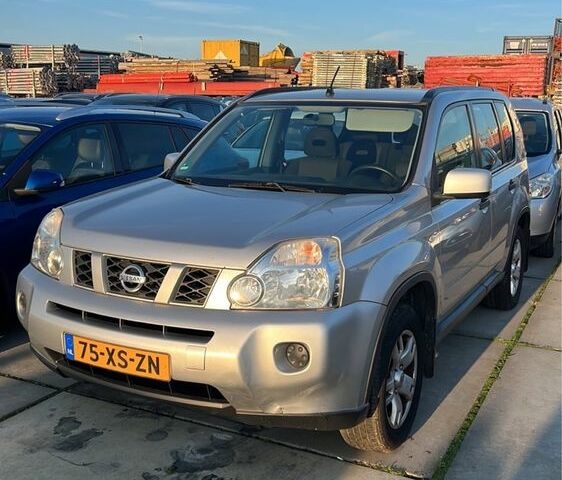 Черный Ниссан ИксТрейл, объемом двигателя 2.2 л и пробегом 260 тыс. км за 4254 $, фото 7 на Automoto.ua