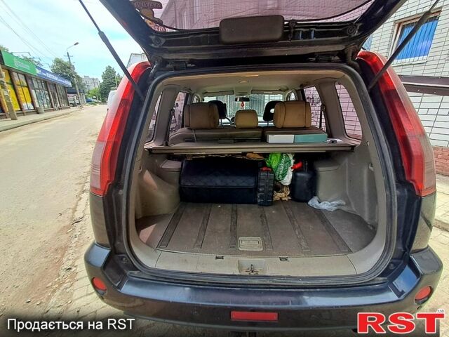 Черный Ниссан ИксТрейл, объемом двигателя 2.2 л и пробегом 340 тыс. км за 5000 $, фото 4 на Automoto.ua