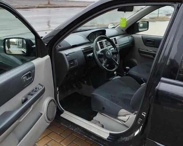 Черный Ниссан ИксТрейл, объемом двигателя 2.2 л и пробегом 373 тыс. км за 5800 $, фото 5 на Automoto.ua