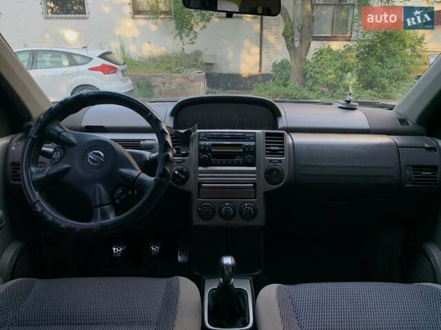 Черный Ниссан ИксТрейл, объемом двигателя 2.2 л и пробегом 227 тыс. км за 8300 $, фото 45 на Automoto.ua