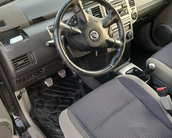 Черный Ниссан ИксТрейл, объемом двигателя 2.5 л и пробегом 135 тыс. км за 7500 $, фото 5 на Automoto.ua