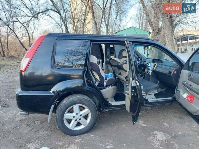 Черный Ниссан ИксТрейл, объемом двигателя 2 л и пробегом 250 тыс. км за 6500 $, фото 2 на Automoto.ua