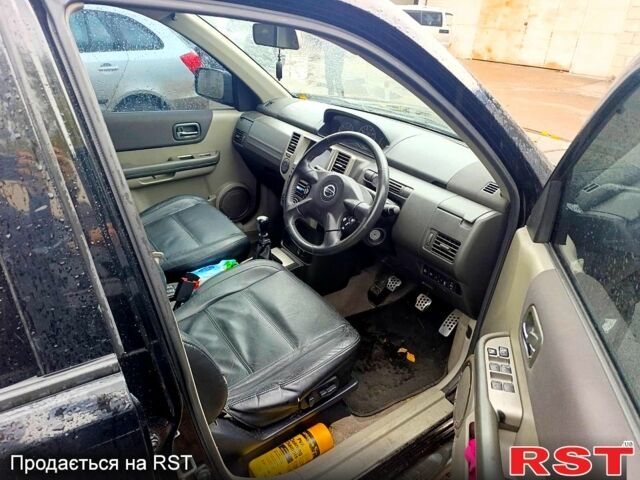 Черный Ниссан ИксТрейл, объемом двигателя 2.2 л и пробегом 180 тыс. км за 4500 $, фото 6 на Automoto.ua