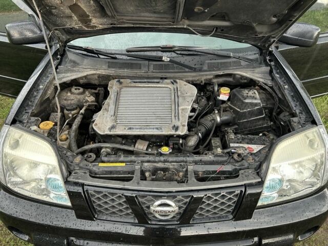 Черный Ниссан ИксТрейл, объемом двигателя 2.2 л и пробегом 252 тыс. км за 3600 $, фото 4 на Automoto.ua