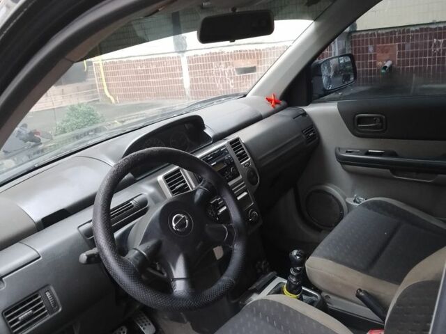 Черный Ниссан ИксТрейл, объемом двигателя 2.2 л и пробегом 260 тыс. км за 4500 $, фото 5 на Automoto.ua