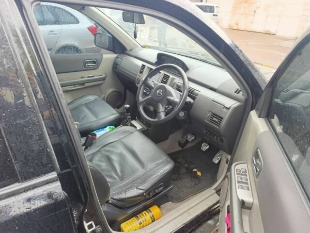 Черный Ниссан ИксТрейл, объемом двигателя 2 л и пробегом 180 тыс. км за 4500 $, фото 5 на Automoto.ua