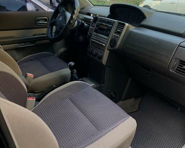 Черный Ниссан ИксТрейл, объемом двигателя 2.2 л и пробегом 227 тыс. км за 8300 $, фото 48 на Automoto.ua