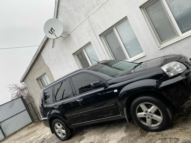 Черный Ниссан ИксТрейл, объемом двигателя 2 л и пробегом 300 тыс. км за 7000 $, фото 1 на Automoto.ua