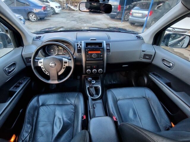 Черный Ниссан ИксТрейл, объемом двигателя 2.5 л и пробегом 340 тыс. км за 7299 $, фото 6 на Automoto.ua