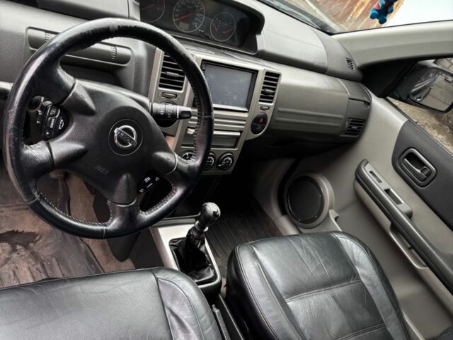 Чорний Ніссан ІксТрейл, об'ємом двигуна 2.2 л та пробігом 367 тис. км за 3500 $, фото 7 на Automoto.ua