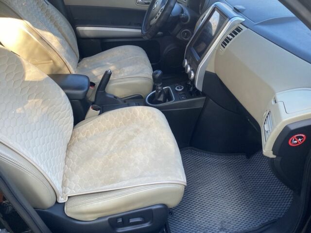 Черный Ниссан ИксТрейл, объемом двигателя 2 л и пробегом 214 тыс. км за 11500 $, фото 1 на Automoto.ua