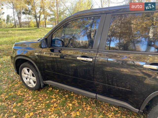 Черный Ниссан ИксТрейл, объемом двигателя 2 л и пробегом 214 тыс. км за 11500 $, фото 2 на Automoto.ua