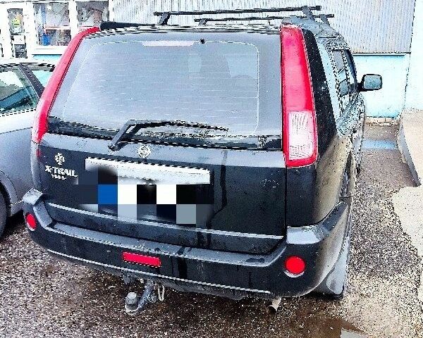 Черный Ниссан ИксТрейл, объемом двигателя 2 л и пробегом 350 тыс. км за 6200 $, фото 2 на Automoto.ua