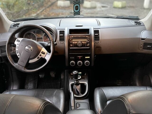 Чорний Ніссан ІксТрейл, об'ємом двигуна 2 л та пробігом 305 тис. км за 4299 $, фото 9 на Automoto.ua