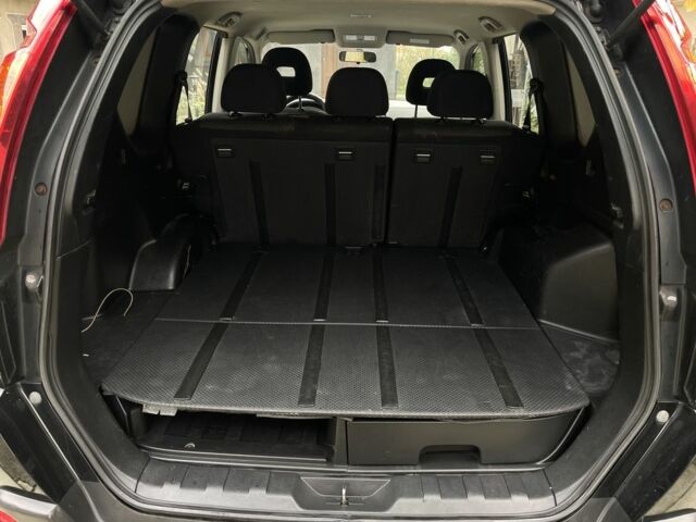 Черный Ниссан ИксТрейл, объемом двигателя 2 л и пробегом 326 тыс. км за 8500 $, фото 7 на Automoto.ua