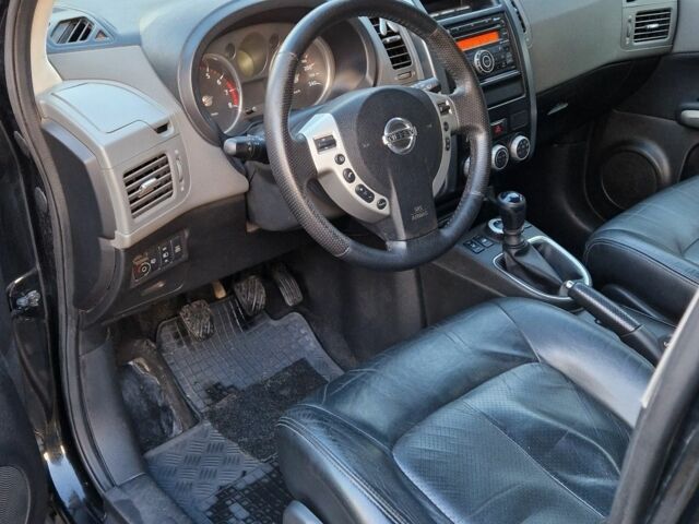 Черный Ниссан ИксТрейл, объемом двигателя 2.5 л и пробегом 340 тыс. км за 7299 $, фото 4 на Automoto.ua