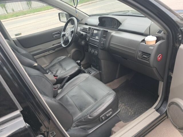 Черный Ниссан ИксТрейл, объемом двигателя 0 л и пробегом 290 тыс. км за 3950 $, фото 7 на Automoto.ua