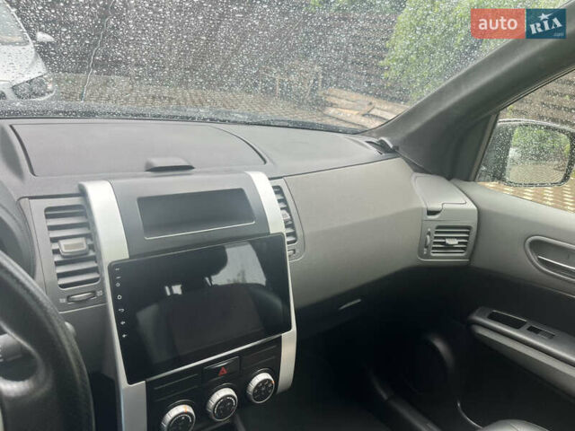 Черный Ниссан ИксТрейл, объемом двигателя 2 л и пробегом 175 тыс. км за 11500 $, фото 6 на Automoto.ua