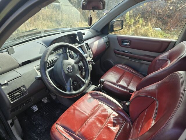 Черный Ниссан ИксТрейл, объемом двигателя 2.2 л и пробегом 206 тыс. км за 4000 $, фото 6 на Automoto.ua