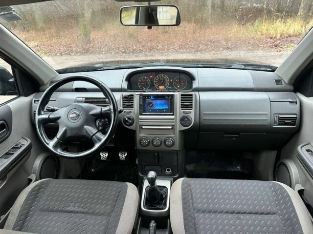 Черный Ниссан ИксТрейл, объемом двигателя 2.2 л и пробегом 180 тыс. км за 3358 $, фото 6 на Automoto.ua