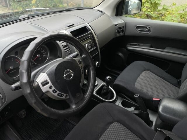 Черный Ниссан ИксТрейл, объемом двигателя 2 л и пробегом 326 тыс. км за 8500 $, фото 4 на Automoto.ua