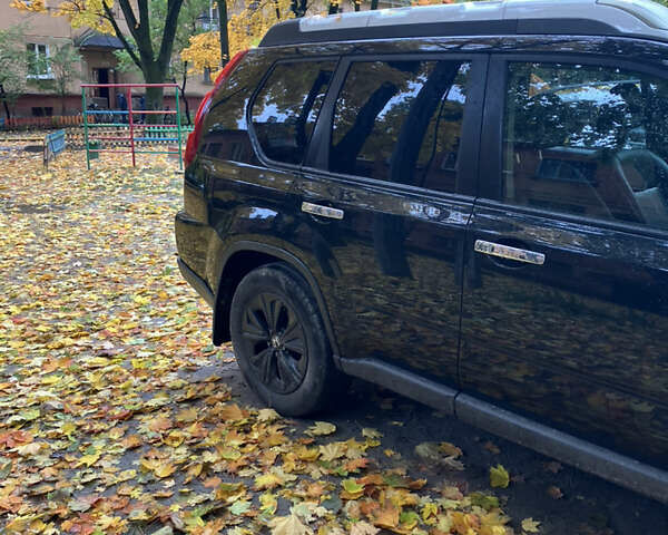 Черный Ниссан ИксТрейл, объемом двигателя 2 л и пробегом 257 тыс. км за 9147 $, фото 2 на Automoto.ua