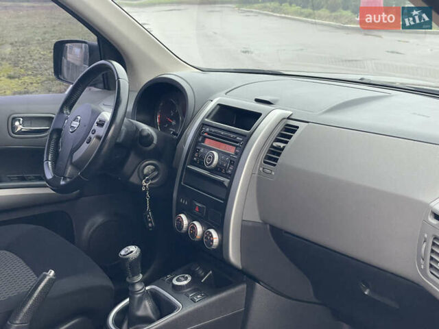 Черный Ниссан ИксТрейл, объемом двигателя 2 л и пробегом 210 тыс. км за 8750 $, фото 28 на Automoto.ua