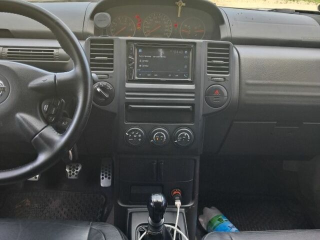 Черный Ниссан ИксТрейл, объемом двигателя 0 л и пробегом 290 тыс. км за 3950 $, фото 4 на Automoto.ua