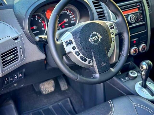 Черный Ниссан ИксТрейл, объемом двигателя 2 л и пробегом 227 тыс. км за 8300 $, фото 5 на Automoto.ua