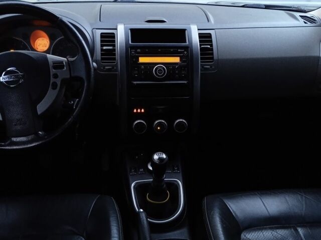 Чорний Ніссан ІксТрейл, об'ємом двигуна 2 л та пробігом 154 тис. км за 8880 $, фото 6 на Automoto.ua