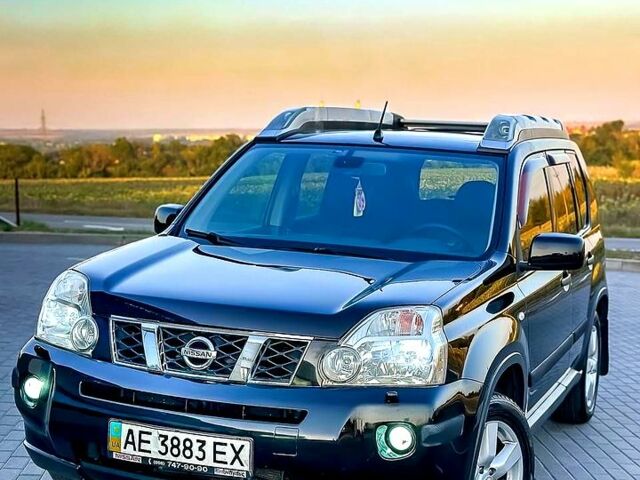 Черный Ниссан ИксТрейл, объемом двигателя 2 л и пробегом 227 тыс. км за 8300 $, фото 1 на Automoto.ua