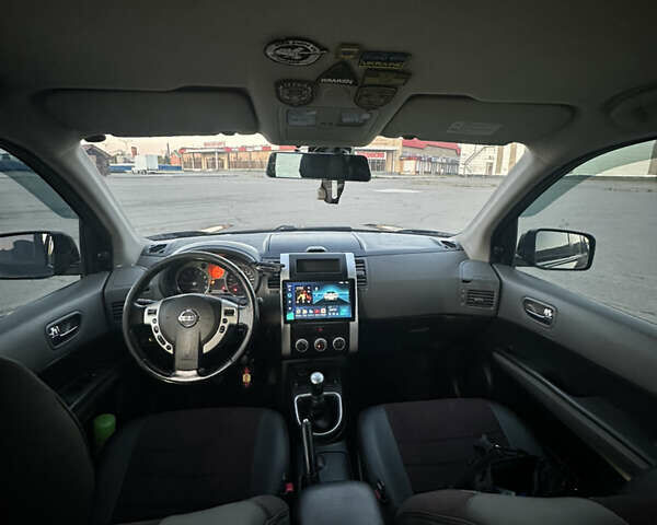 Черный Ниссан ИксТрейл, объемом двигателя 2 л и пробегом 305 тыс. км за 10700 $, фото 1 на Automoto.ua