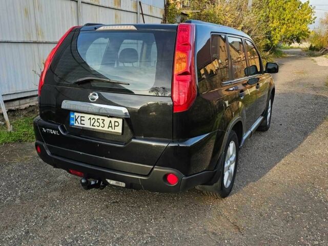 Черный Ниссан ИксТрейл, объемом двигателя 2 л и пробегом 230 тыс. км за 9000 $, фото 2 на Automoto.ua