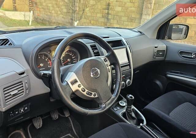 Черный Ниссан ИксТрейл, объемом двигателя 2 л и пробегом 230 тыс. км за 9000 $, фото 7 на Automoto.ua