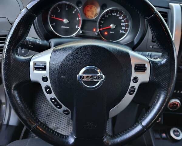 Черный Ниссан ИксТрейл, объемом двигателя 2 л и пробегом 284 тыс. км за 8500 $, фото 4 на Automoto.ua