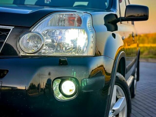 Черный Ниссан ИксТрейл, объемом двигателя 2 л и пробегом 227 тыс. км за 8300 $, фото 3 на Automoto.ua