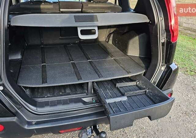 Черный Ниссан ИксТрейл, объемом двигателя 2 л и пробегом 230 тыс. км за 9000 $, фото 9 на Automoto.ua