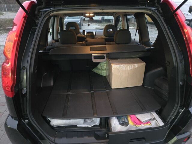 Чорний Ніссан ІксТрейл, об'ємом двигуна 2 л та пробігом 200 тис. км за 10300 $, фото 4 на Automoto.ua