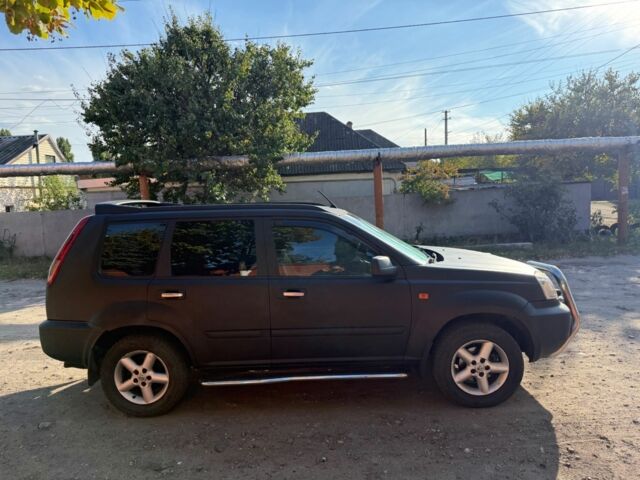 Черный Ниссан ИксТрейл, объемом двигателя 2 л и пробегом 200 тыс. км за 2950 $, фото 3 на Automoto.ua