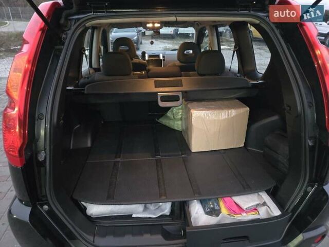 Черный Ниссан ИксТрейл, объемом двигателя 2 л и пробегом 200 тыс. км за 10300 $, фото 3 на Automoto.ua