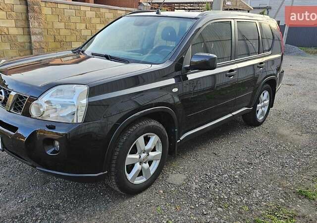 Черный Ниссан ИксТрейл, объемом двигателя 2 л и пробегом 230 тыс. км за 9000 $, фото 1 на Automoto.ua