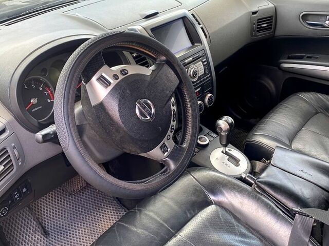 Черный Ниссан ИксТрейл, объемом двигателя 2.5 л и пробегом 280 тыс. км за 7500 $, фото 5 на Automoto.ua