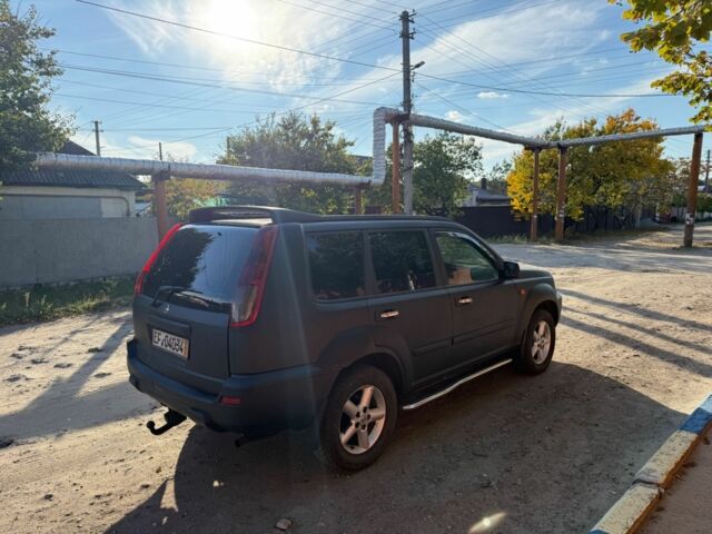 Черный Ниссан ИксТрейл, объемом двигателя 2 л и пробегом 200 тыс. км за 2950 $, фото 1 на Automoto.ua