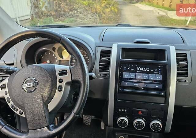 Черный Ниссан ИксТрейл, объемом двигателя 2 л и пробегом 230 тыс. км за 9000 $, фото 6 на Automoto.ua