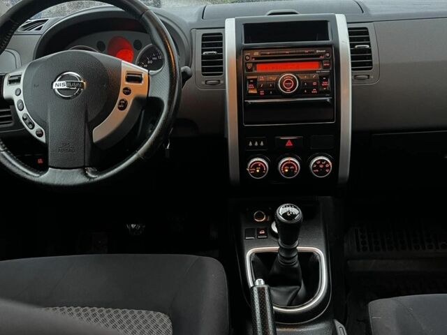 Чорний Ніссан ІксТрейл, об'ємом двигуна 2 л та пробігом 240 тис. км за 6500 $, фото 12 на Automoto.ua